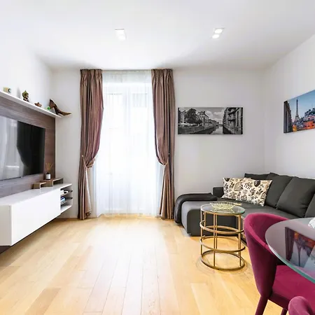 Eva Luxury Two Bedrooms & Bacvice Apartament *